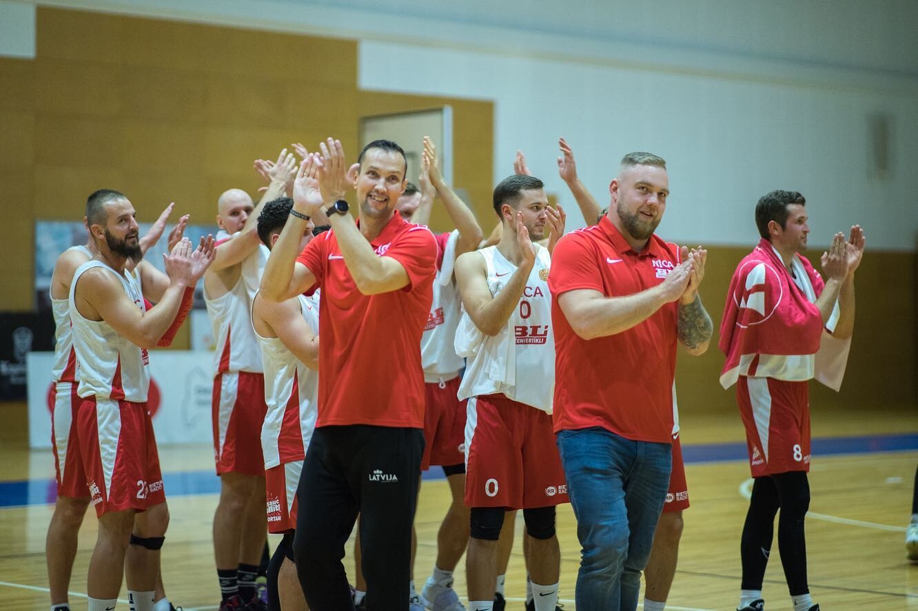 Divās basketbola līgās pa uzvarai