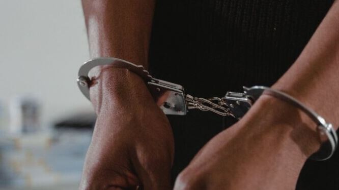 Ugandā aizturēts latvietes izvarošanā apsūdzēts mācītājs