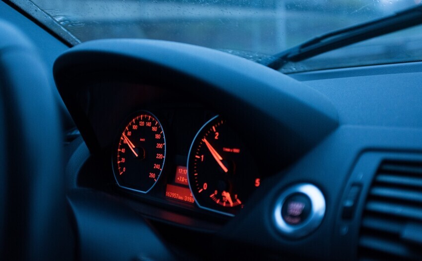 Distances neievērošanas sērga “uzbur” trīs automašīnu vilcieniņu