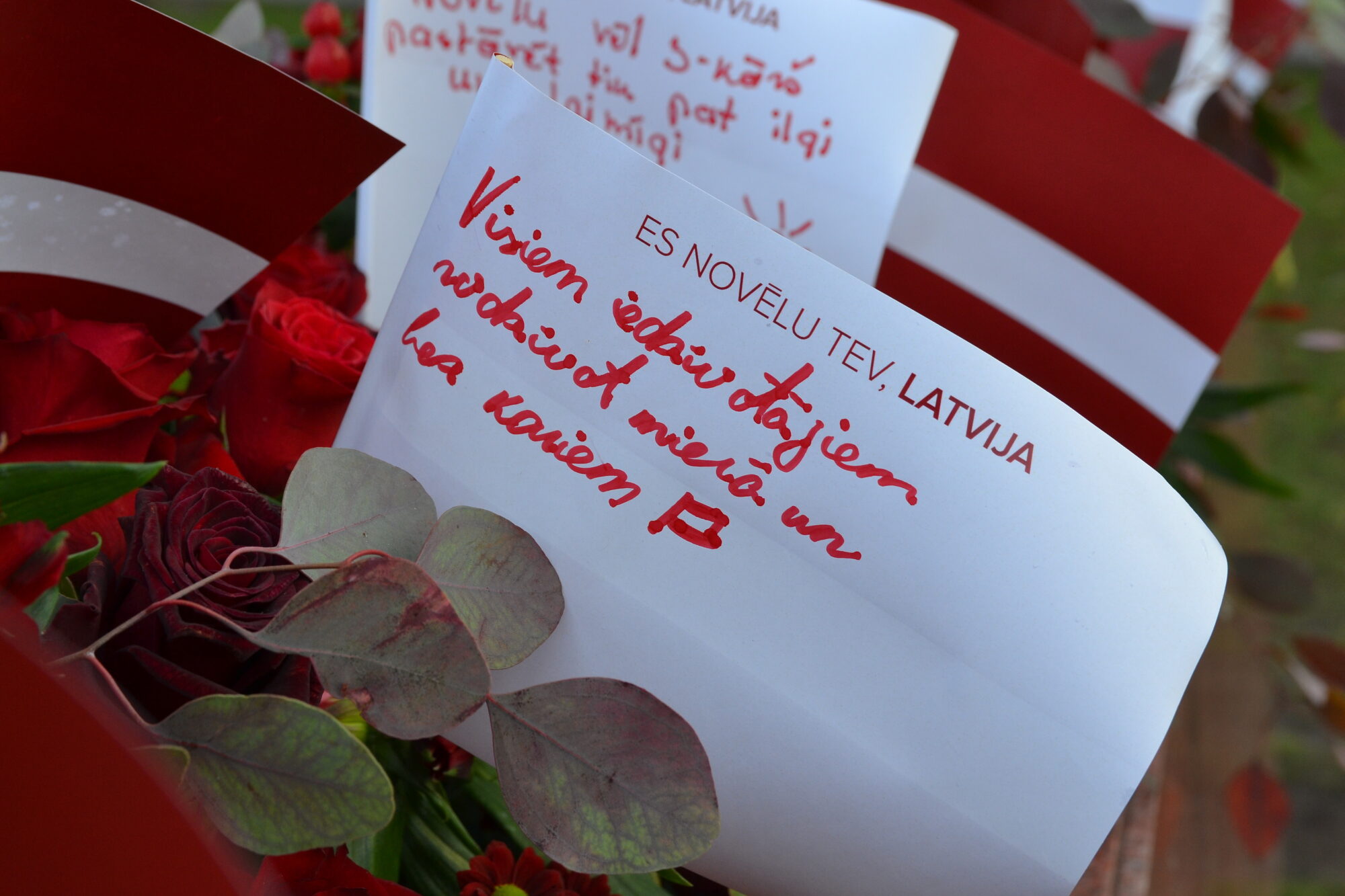 Dzimšanas dienas gaismas, dziesmas un kopība – vairākas iespējas svinēt Latvijas svētkus