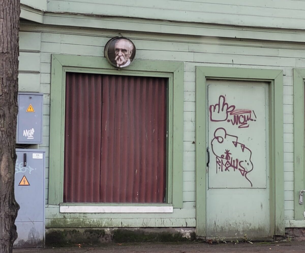 Raiņa ielā Rainis nāk un iet