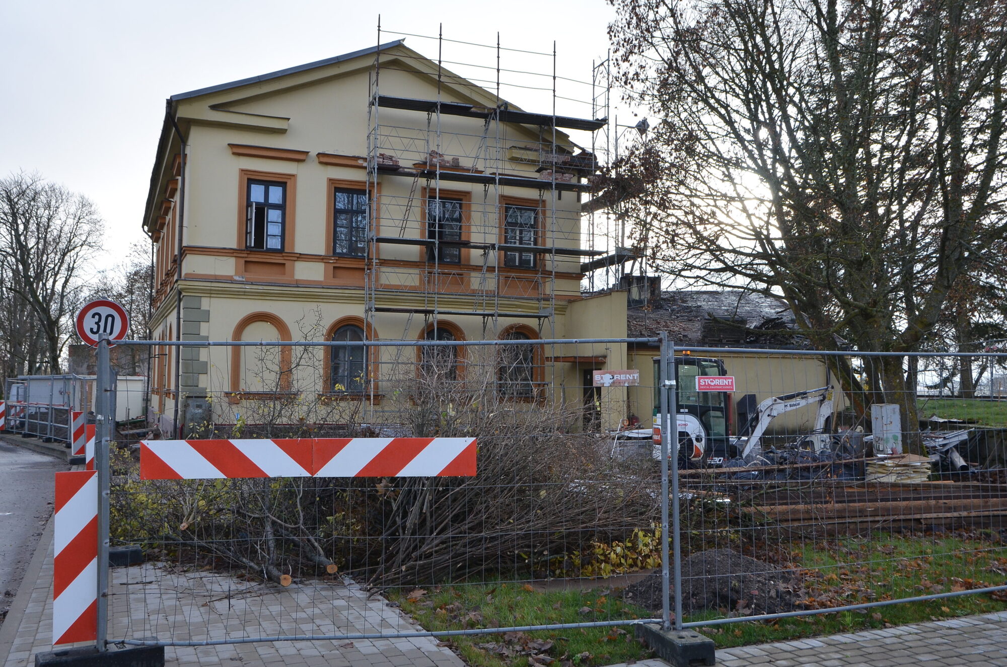 Uzsākti būvdarbi Grobiņas centra vēsturiskajā namā