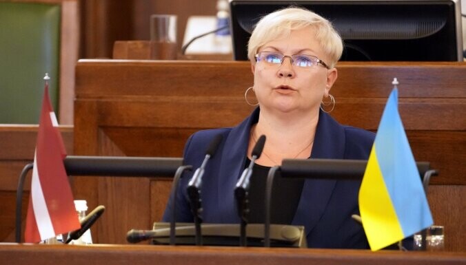 “Stabilitātei!” pārstāve Tretjakova kā pirmā jau noliek deputātes mandātu