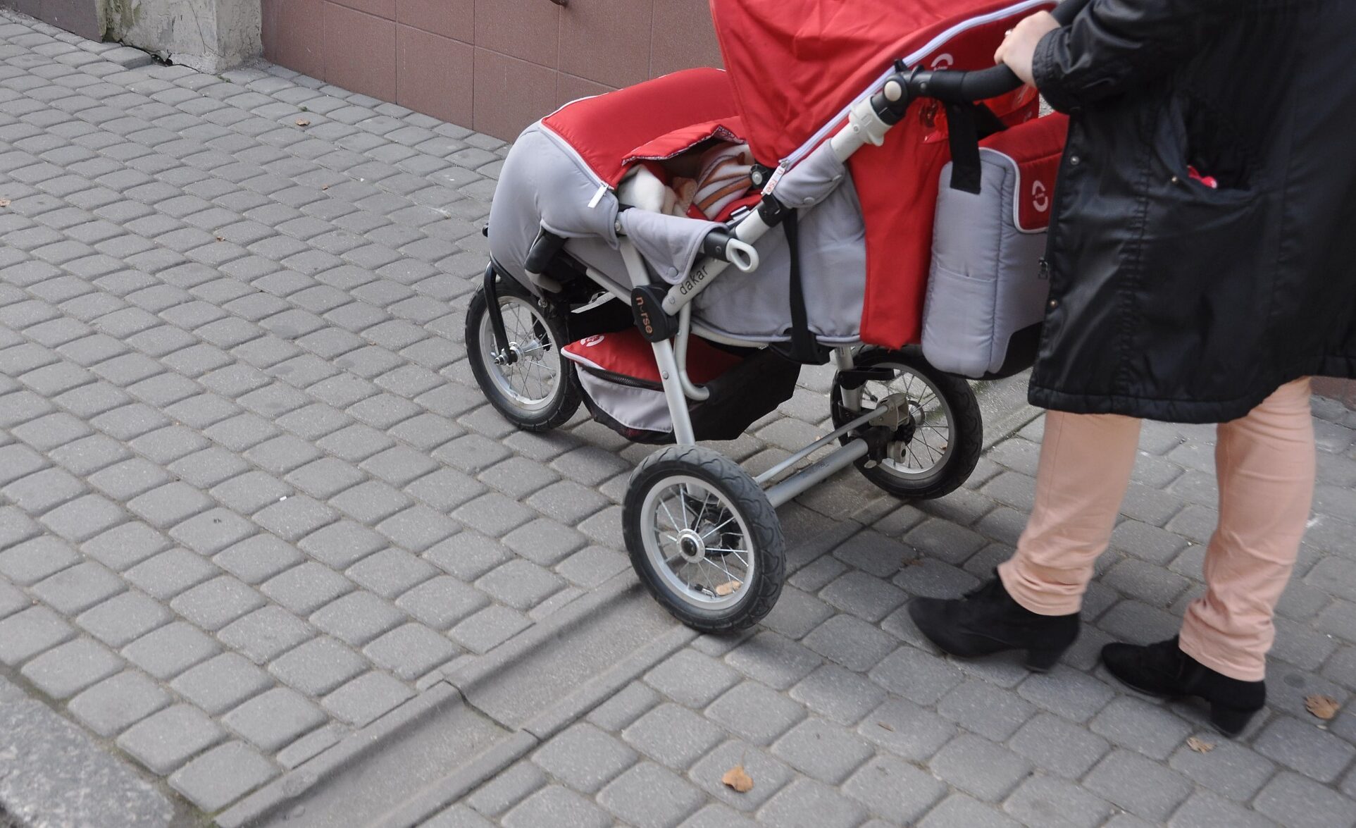 Liepājā sieviete 2,6 promiļu reibumā nespēj parūpēties par zīdaini