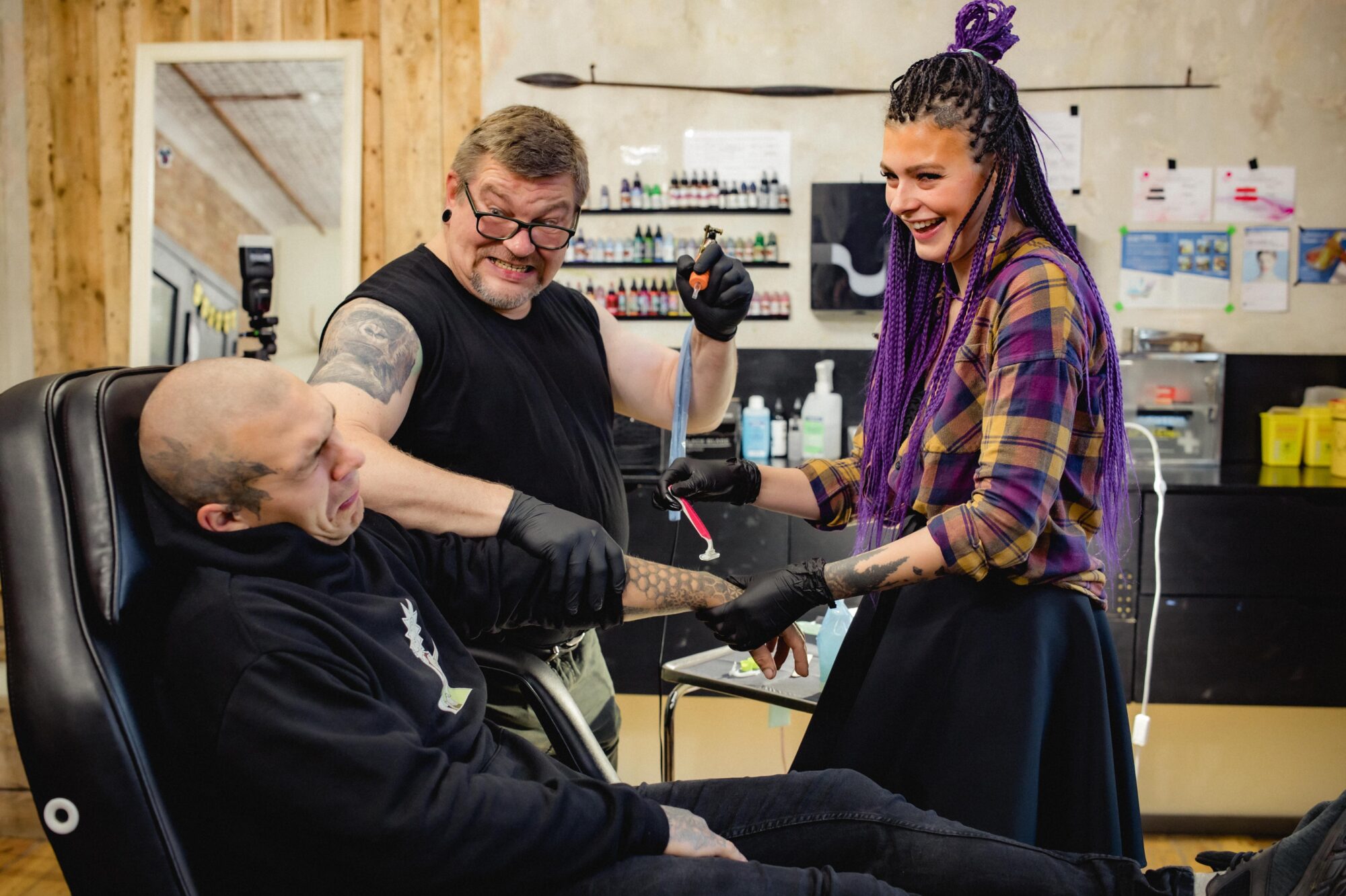 “Dusmīgais vecis” no Vācijas uzsācis darbu tetovēšanas studijā “Tattoo Shop”