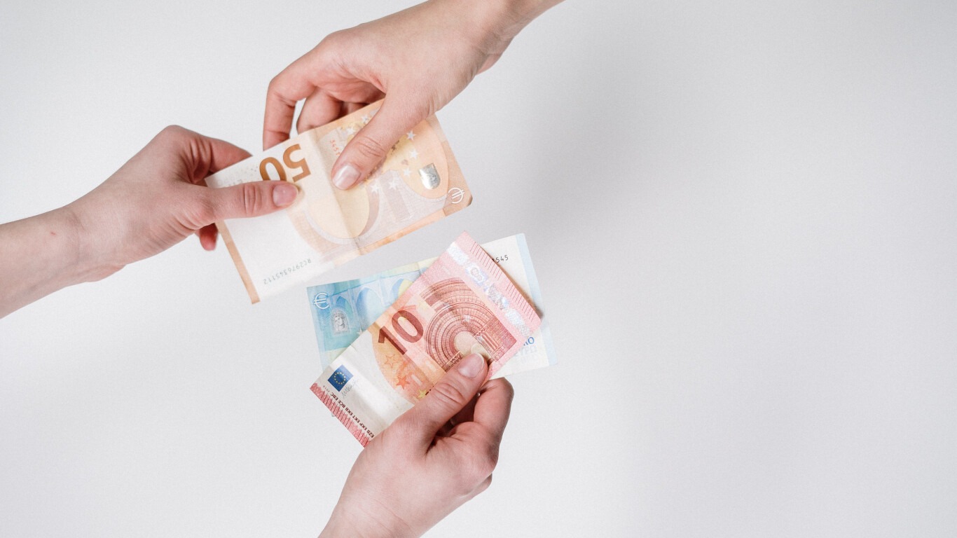 Aptauja: Latvijā 68% iedzīvotāju naudu pievilina ar māņticīgām metodēm