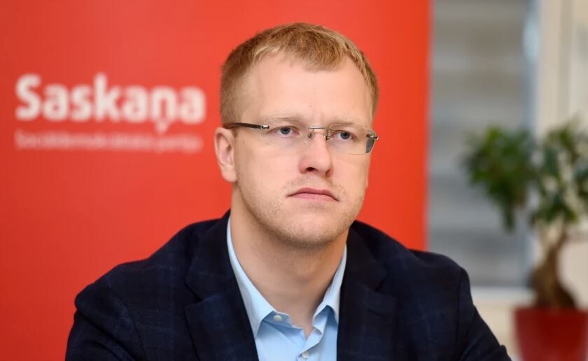 Elksniņš no “Saskaņas” aiziet nedomā