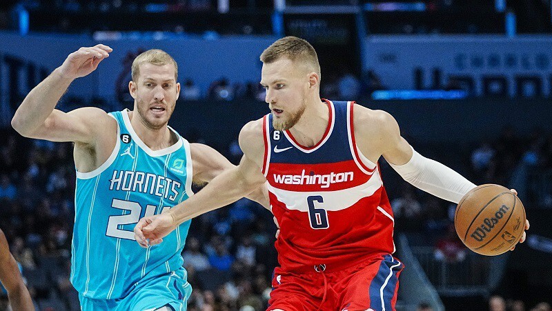 Porziņģim 19 punkti “Wizards” panākumā pret “Hornets”
