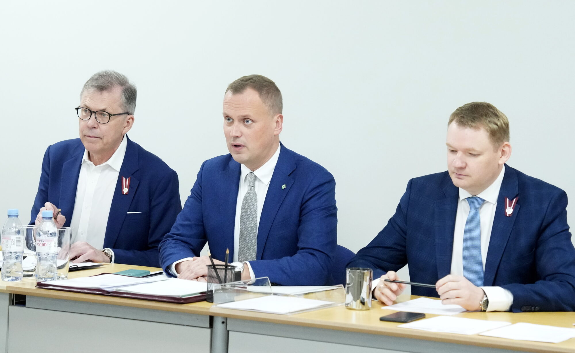 Koalīcijas sarunās iesaistītie skaidrību par JV un AS domstarpību atrisināšanu varētu viest pirmdienas rītā