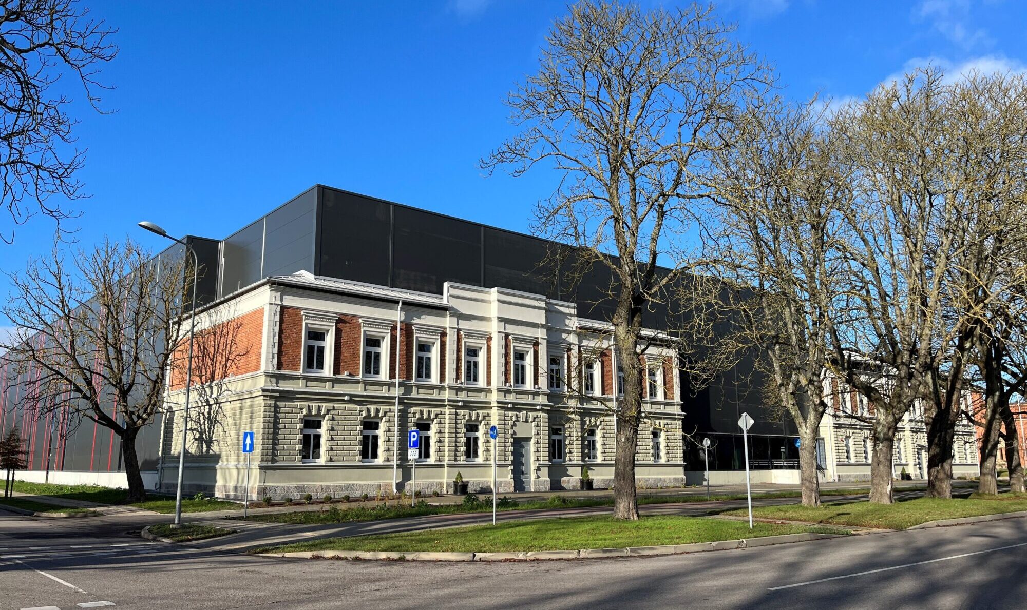 Ekspluatācijā pieņem “EB Liepāja” veidņu paneļu ražotni Karostas industriālajā parkā