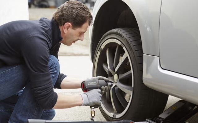 Ceļu uzturētāji mudina automašīnām savlaicīgi uzlikt ziemas riepas