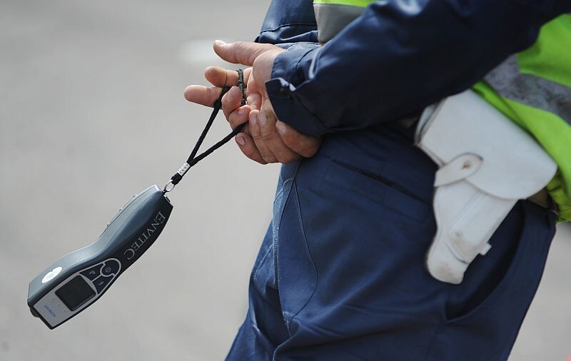 Policija satiek vadītāju ar “augstākā līmeņa intelektu” – pūst trubiņā atsakās, no ekspertīzes arī