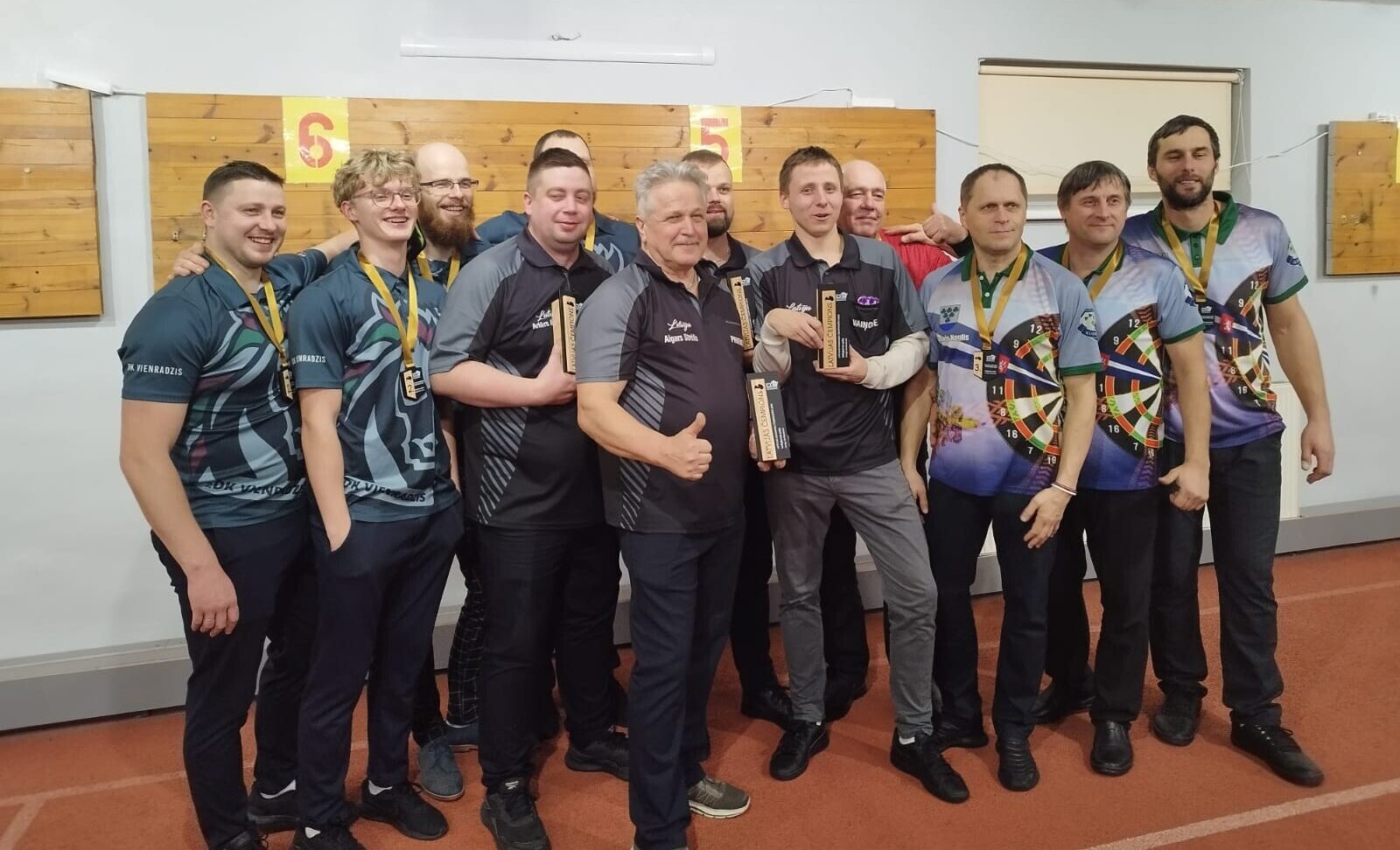 Priekulei Latvijas komandu čempionu tituls šautriņu mešanā