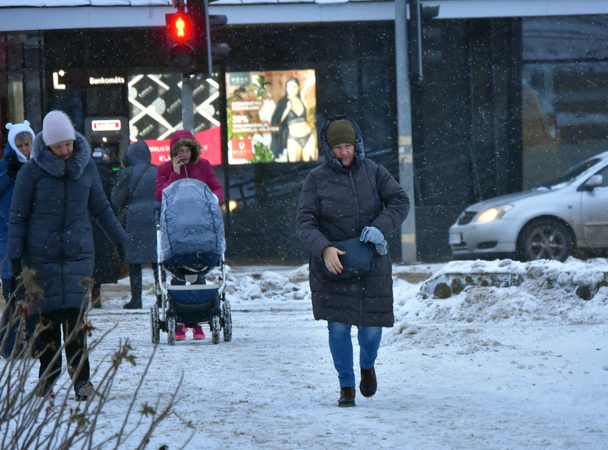 Kurzemi pārklājis līdz 55 centimetriem dziļš sniegs. Naktī snigšana turpināsies