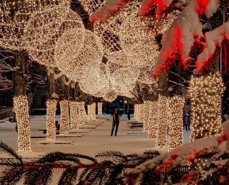 Latvijas pilsētas izgaismo mirdzošās “December Design” dekorācijas
