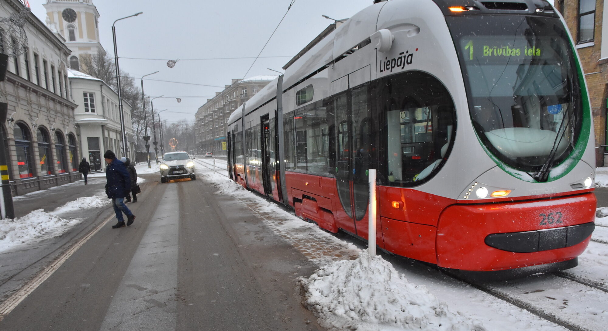 Sniegputenī tramvaja pieturā jārāpjas pāri ledus kalniem
