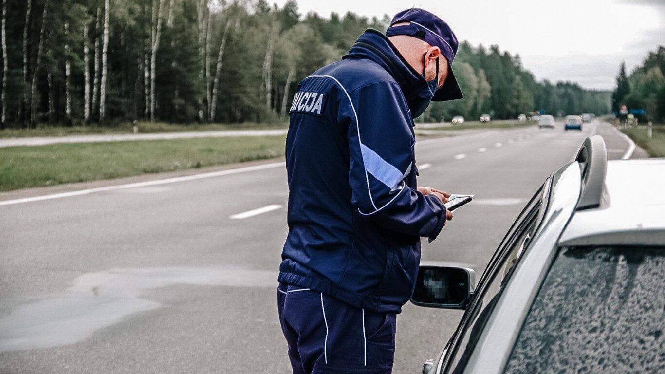 Kad gribas “pabraukt malā un parunāt” ar policistu, 200 eiro kukulis pārvēršas par 5000 eiro sodu