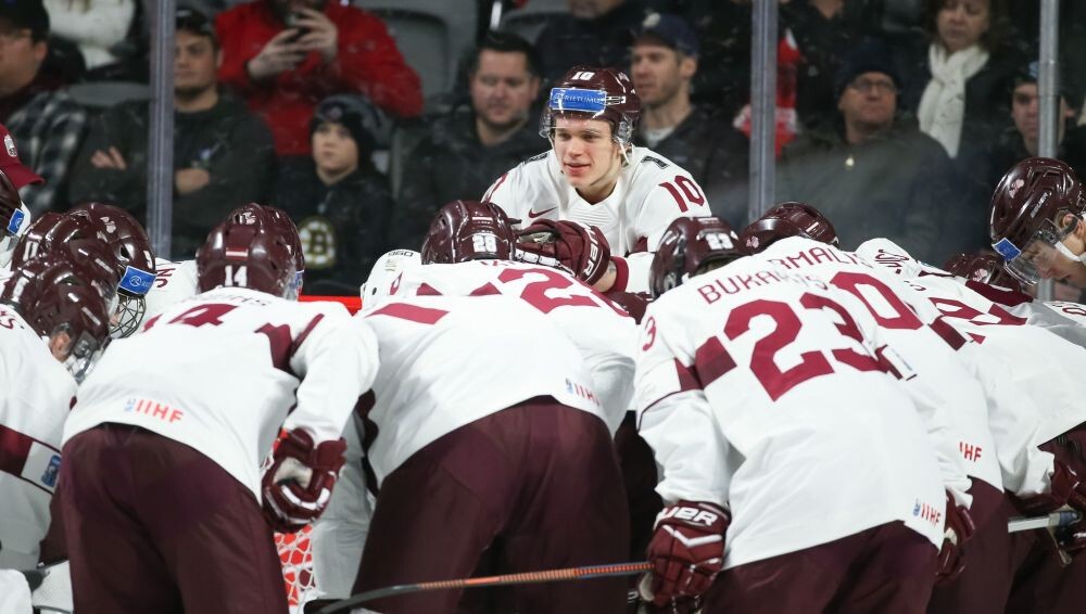 Latvijas junioru hokeja izlase pasaules čempionātā par vietas saglabāšanu elites divīzijā cīnīsies ar Austriju