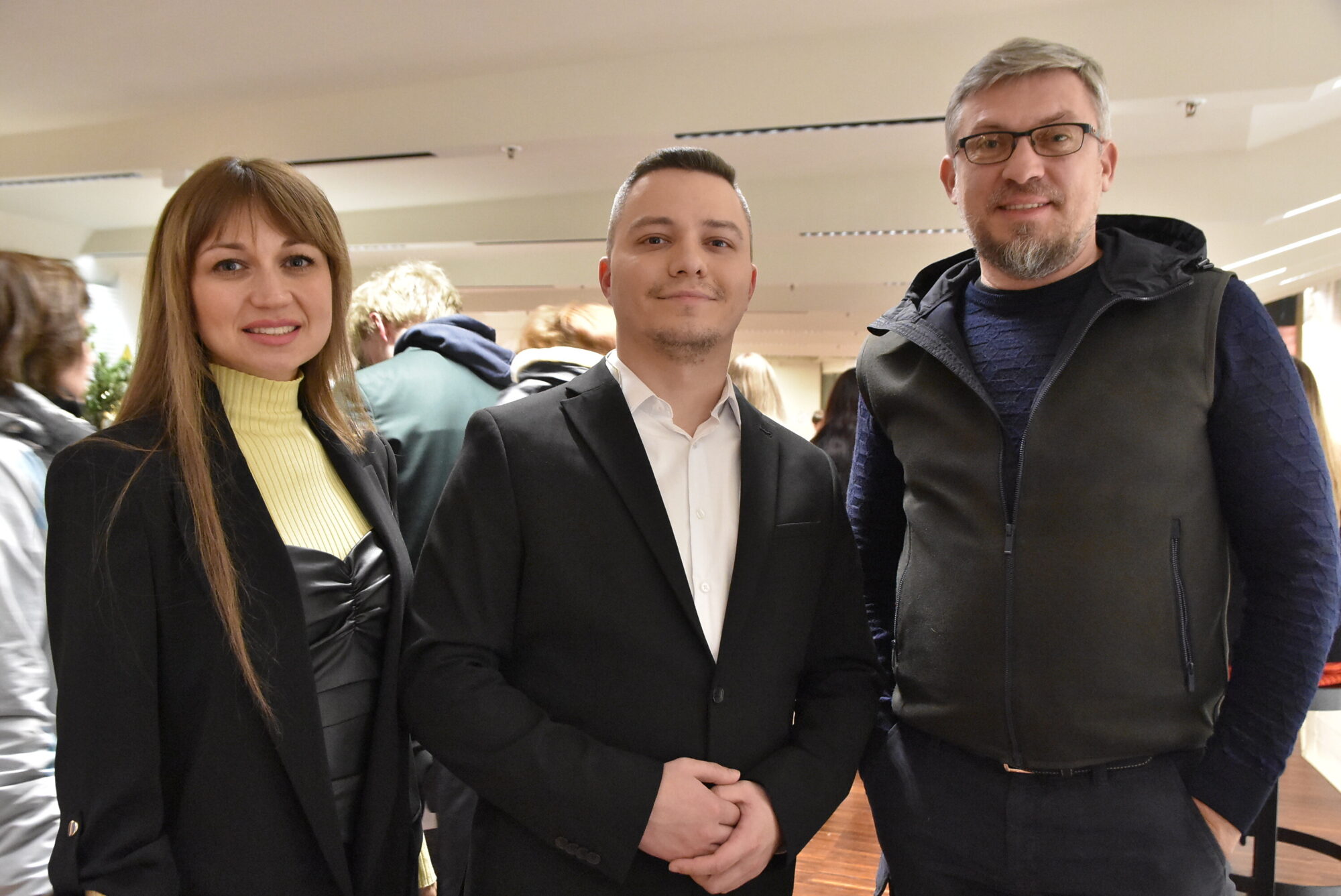 Harkivas orķestris muzicē, lai palīdzētu dzimtenei