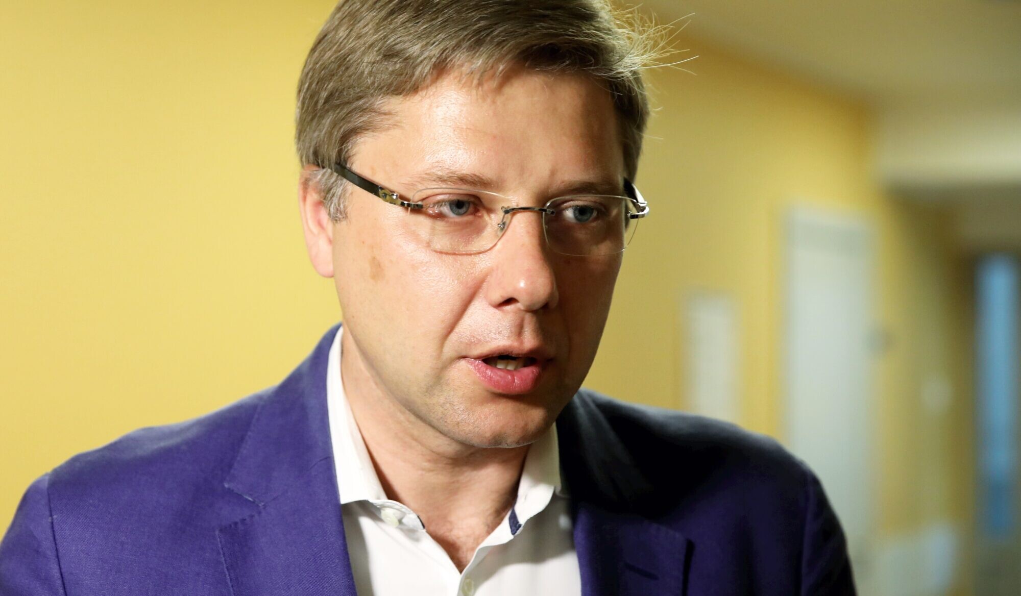 Pirmā instance attaisno aizliegtas ierīces glabāšanā apsūdzēto Ušakovu