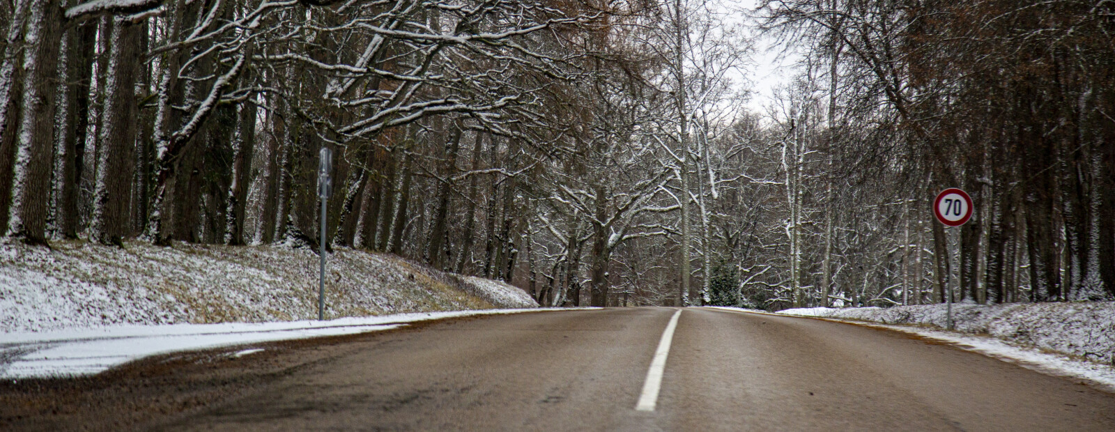 Uz Liepājas šosejas veidojas apledojums