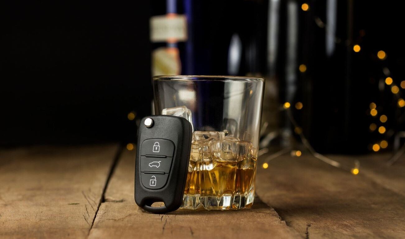 Medzē vieglā “štīmē” māca vadīt auto