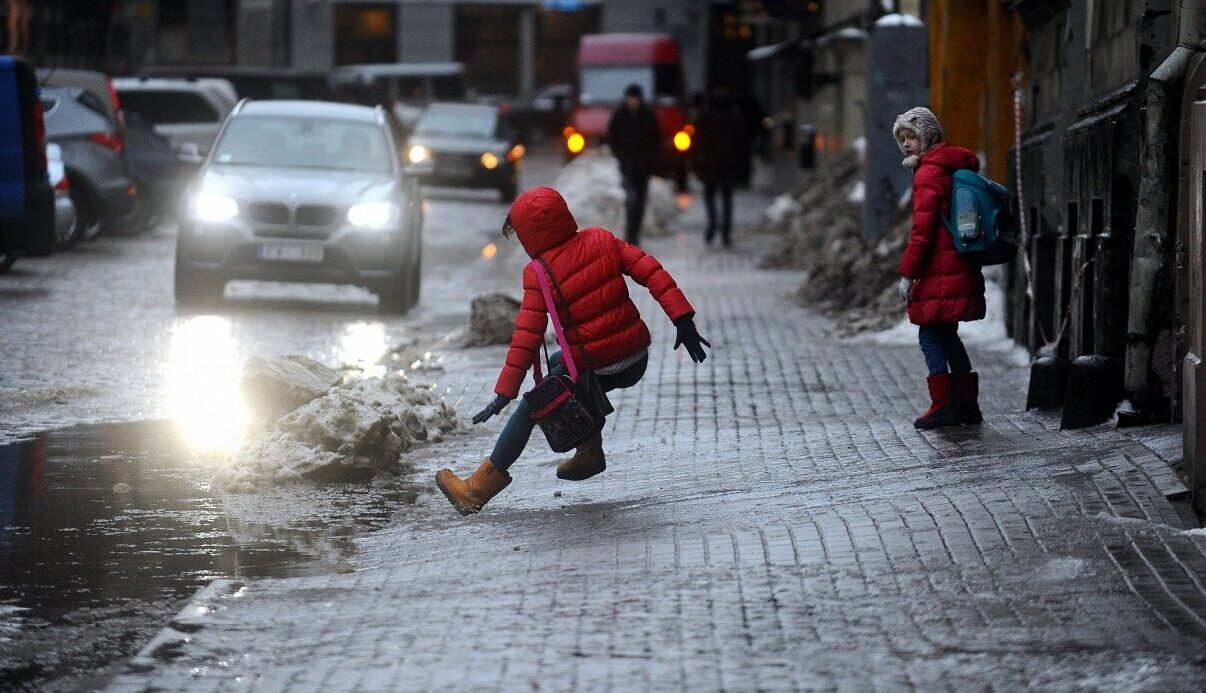 Otrdien gaidāma spēcīga atkala, sāksies atkusnis