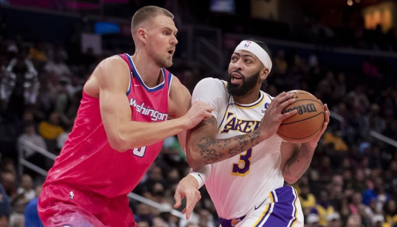 Porziņģim 27 punkti “Wizards” zaudējumā “Lakers” komandai