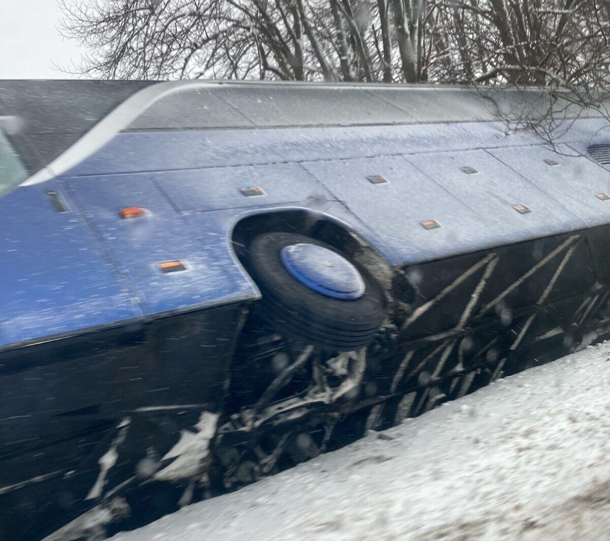 Autobuss ieslīd grāvī, cietušo nav
