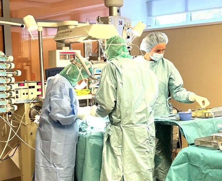 Sadarbībā ar Zviedrijas mediķiem glābj dzīvību meitenītei, kura pēc piedzimšanas nespēja paelpot