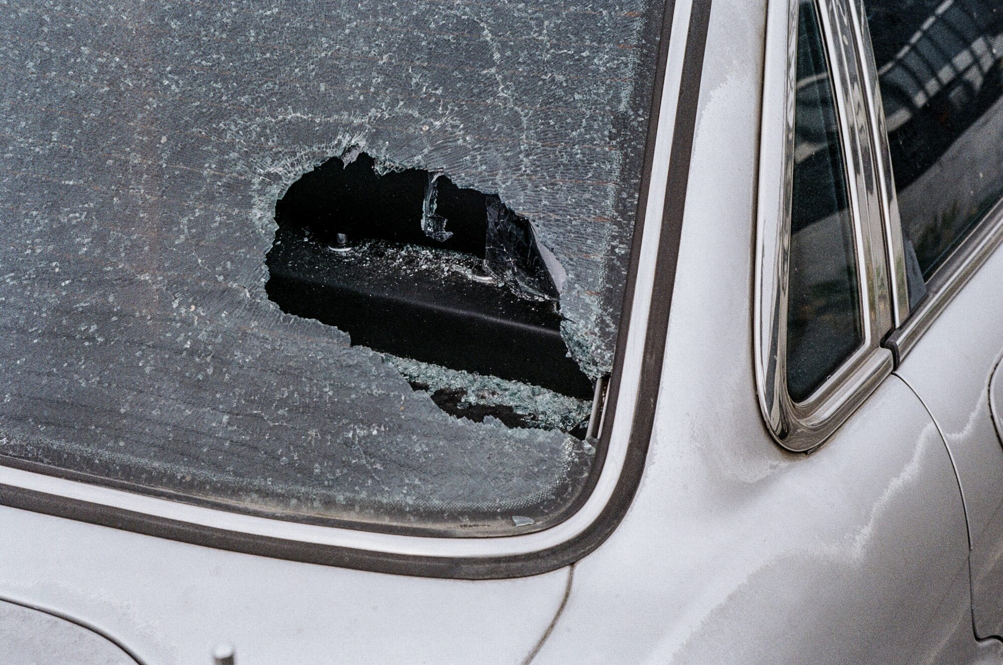 Sieviete nakts vidū dzērumā iekausta automobili
