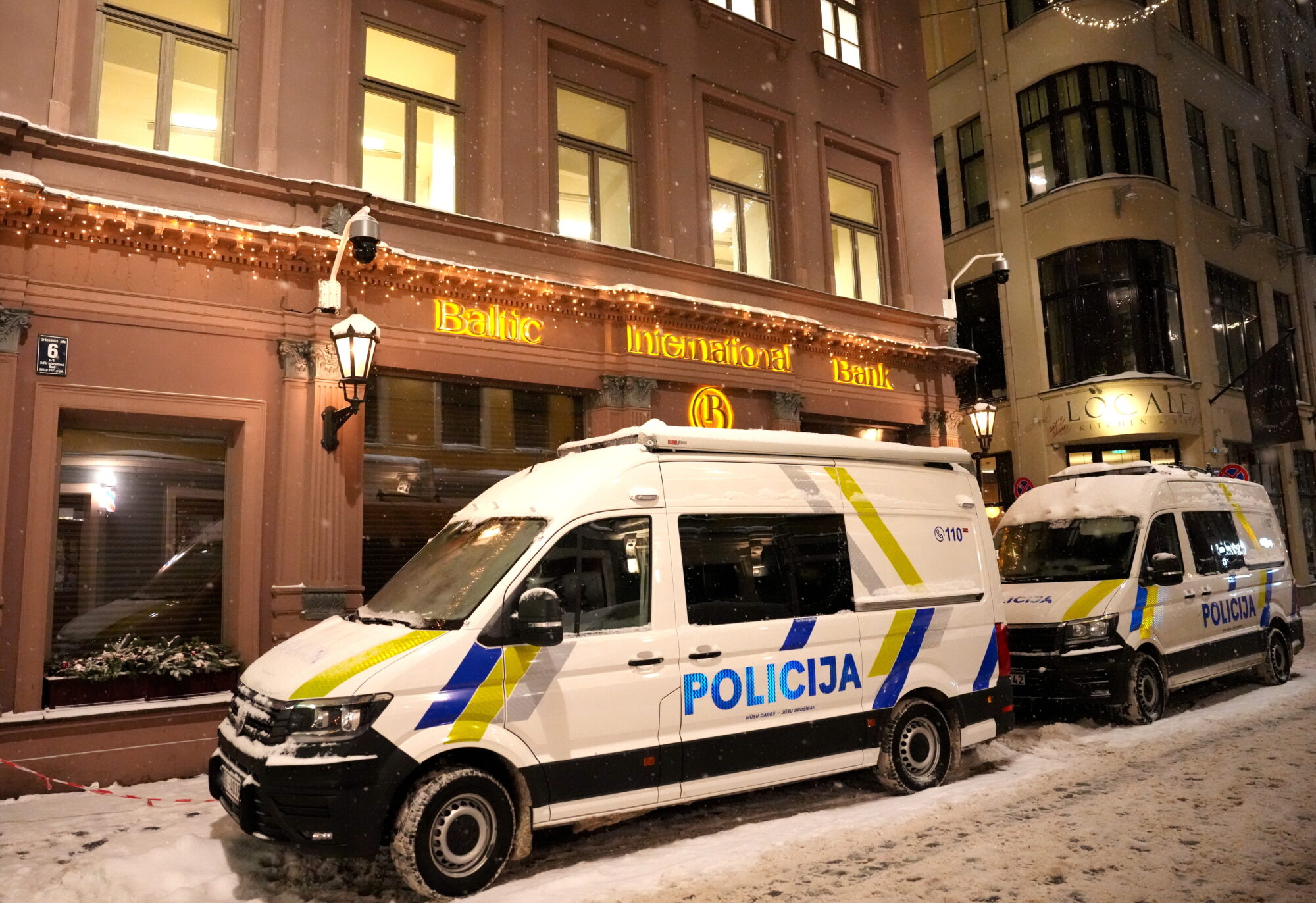 FKTK aptur finanšu pakalpojumu sniegšanu “Baltic International Bank”; Specvienība ielauzusies bankas ēkā
