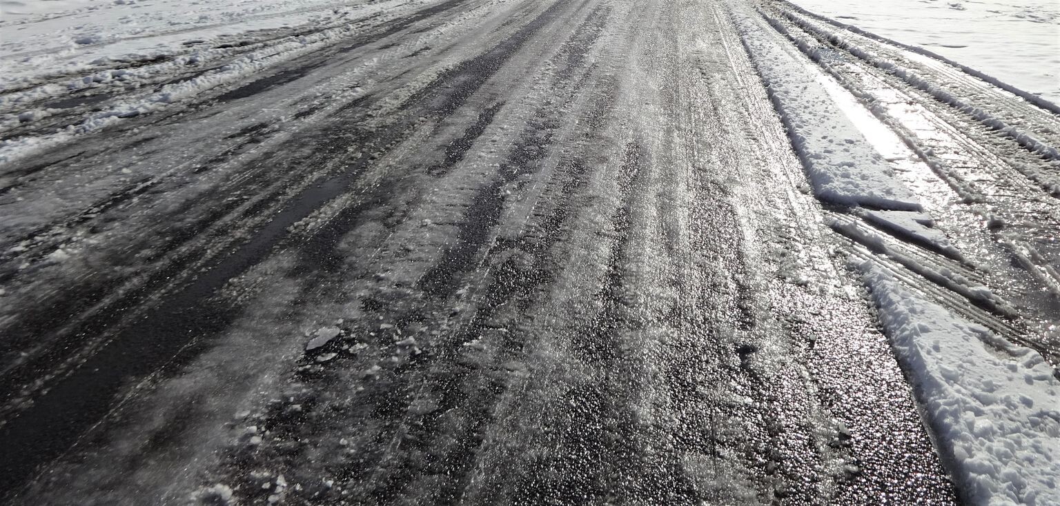 Ceturtdienas rītā daudzviet autoceļi apledo