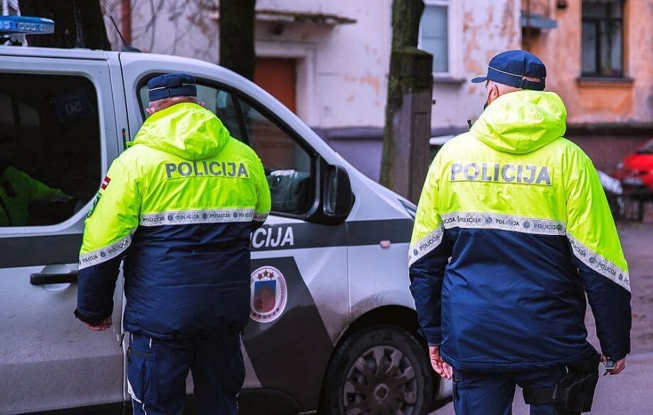 Tosmarē apdzirda nepilngadīgos, blakus atrodas ierocis