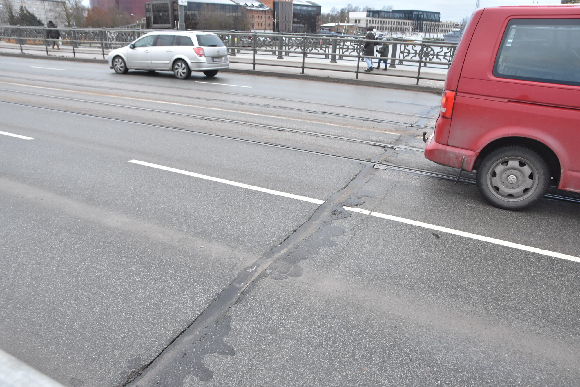 Tramvaja tiltu ziemā labos ar auksto asfaltu, pavasarī gaida kārtīgs remonts