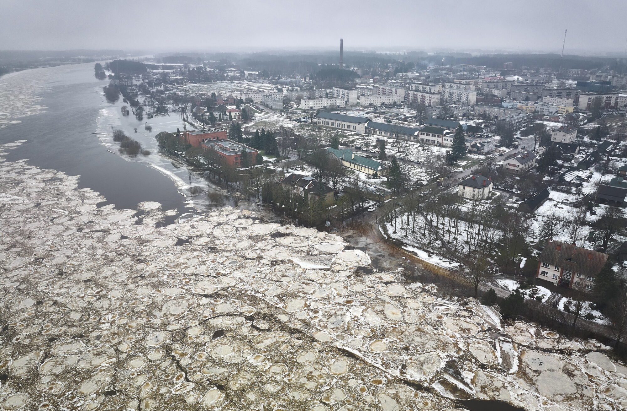Ūdens līmenis pie Jēkabpils nedaudz samazinās, turpinās aizsargdambja stiprināšana
