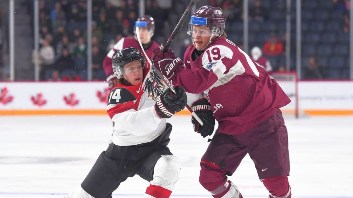 Latvijas U20 hokejisti divreiz atspēlējas un trešajā trešdaļā salauž Austriju
