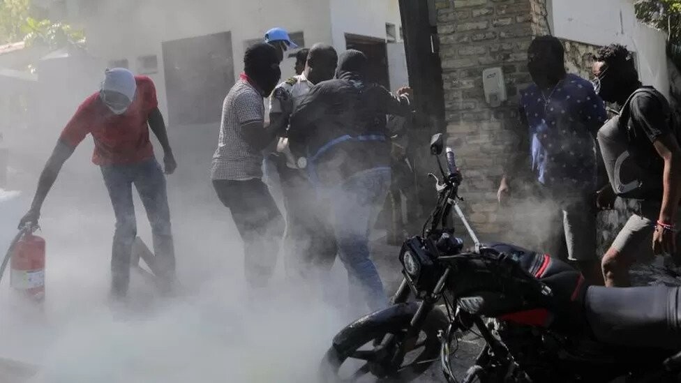 Haiti bandas nogalina 14 policistus, izraisot kārtībsargu dumpi