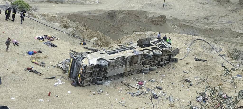 Peru autobusa katastrofā 24 bojāgājušie