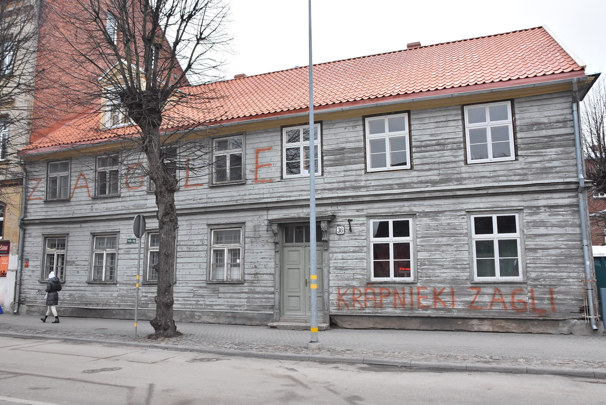 Atriebības saldā garša? Vīrietis uz nama fasādes atstājis savdabīgu vēstījumu