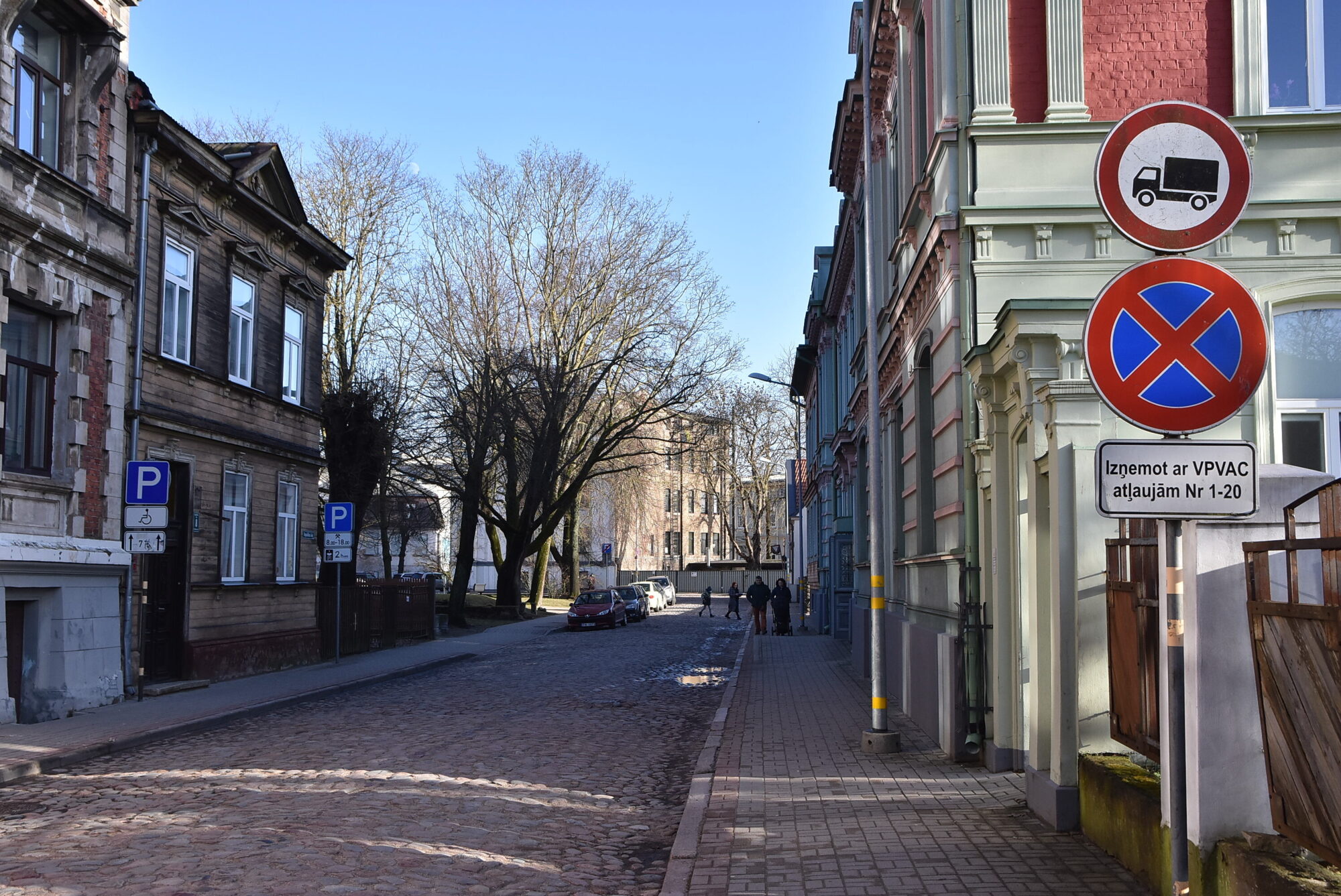 Pie poliklīnikas Republikas ielā vairāk stāvvietu nebūs, bet apstāties un izkāpt nav liegts