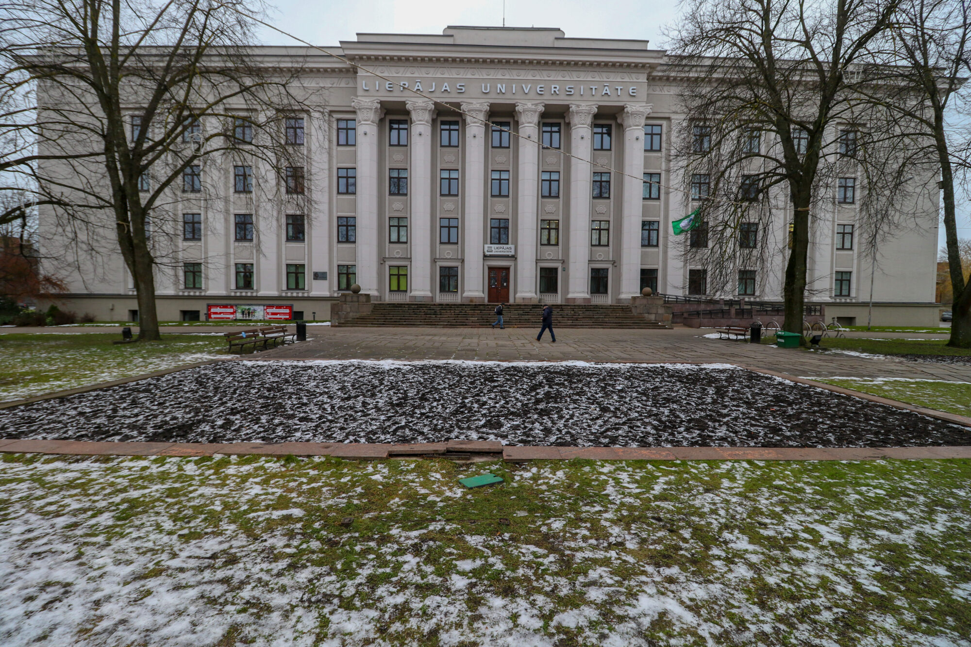 Liepājas Universitātes fakultātes pārtaps centros, meklē vadītājus