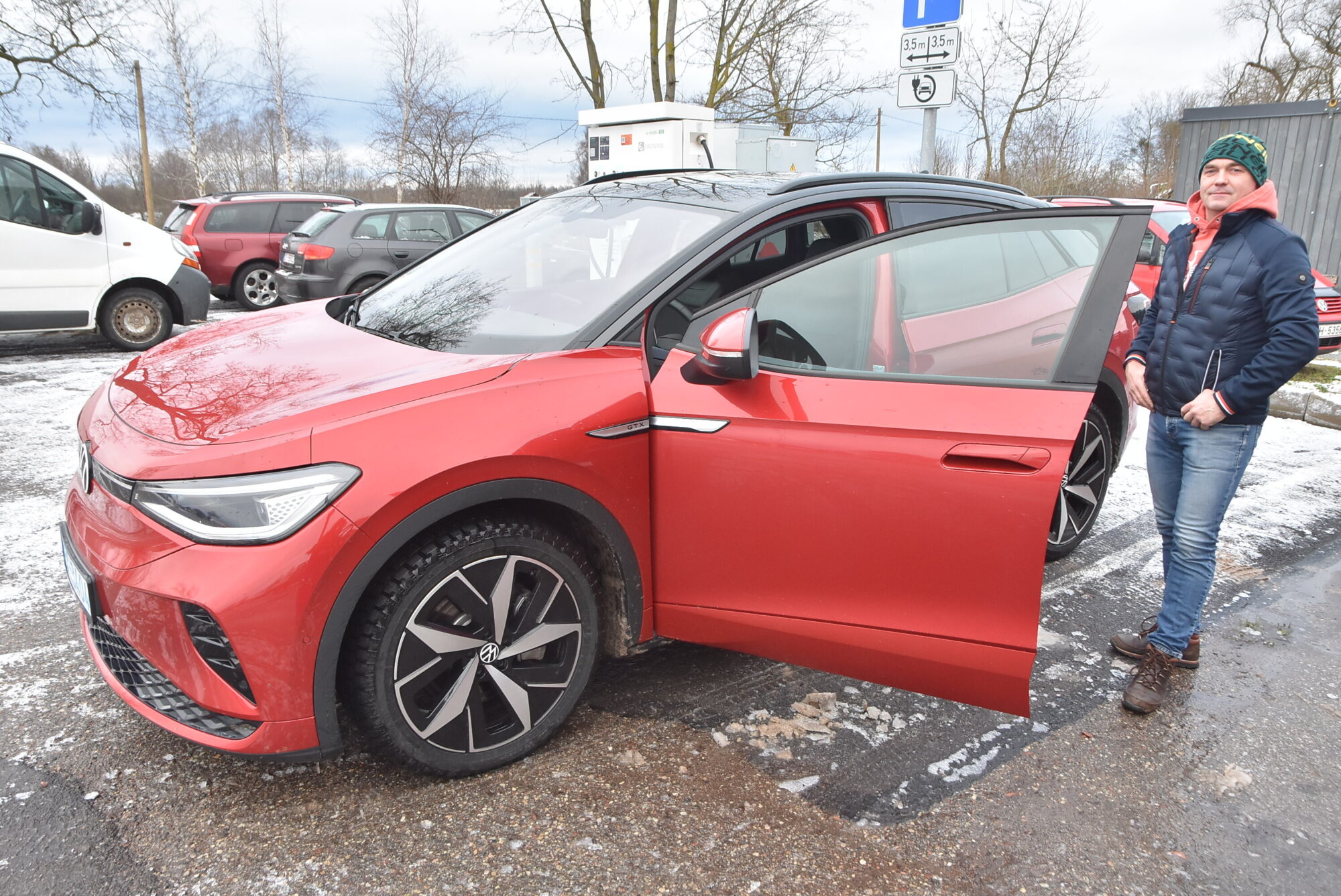 Uzsildi bateriju un brauc. Grobiņnieks Guntars Brušs dalās pieredzē, pārvietojoties ar elektroauto ziemā