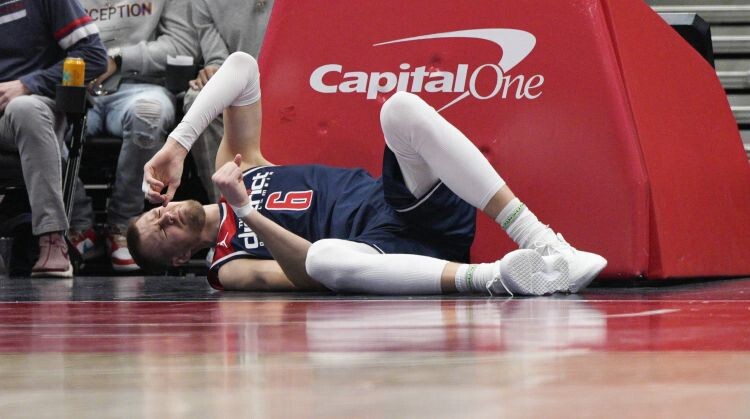 Porziņģim 17+6 un savainojums, “Wizards” pārliecinoši uzvar un pakāpjas tabulā