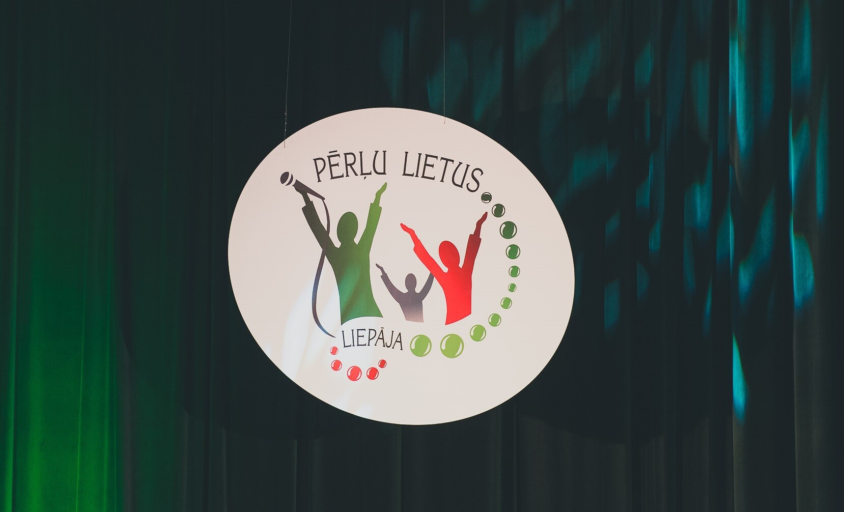 Aicina pieteikties bērnu un jauniešu vokālo ansambļu un solistu konkursam “Pērļu lietus”