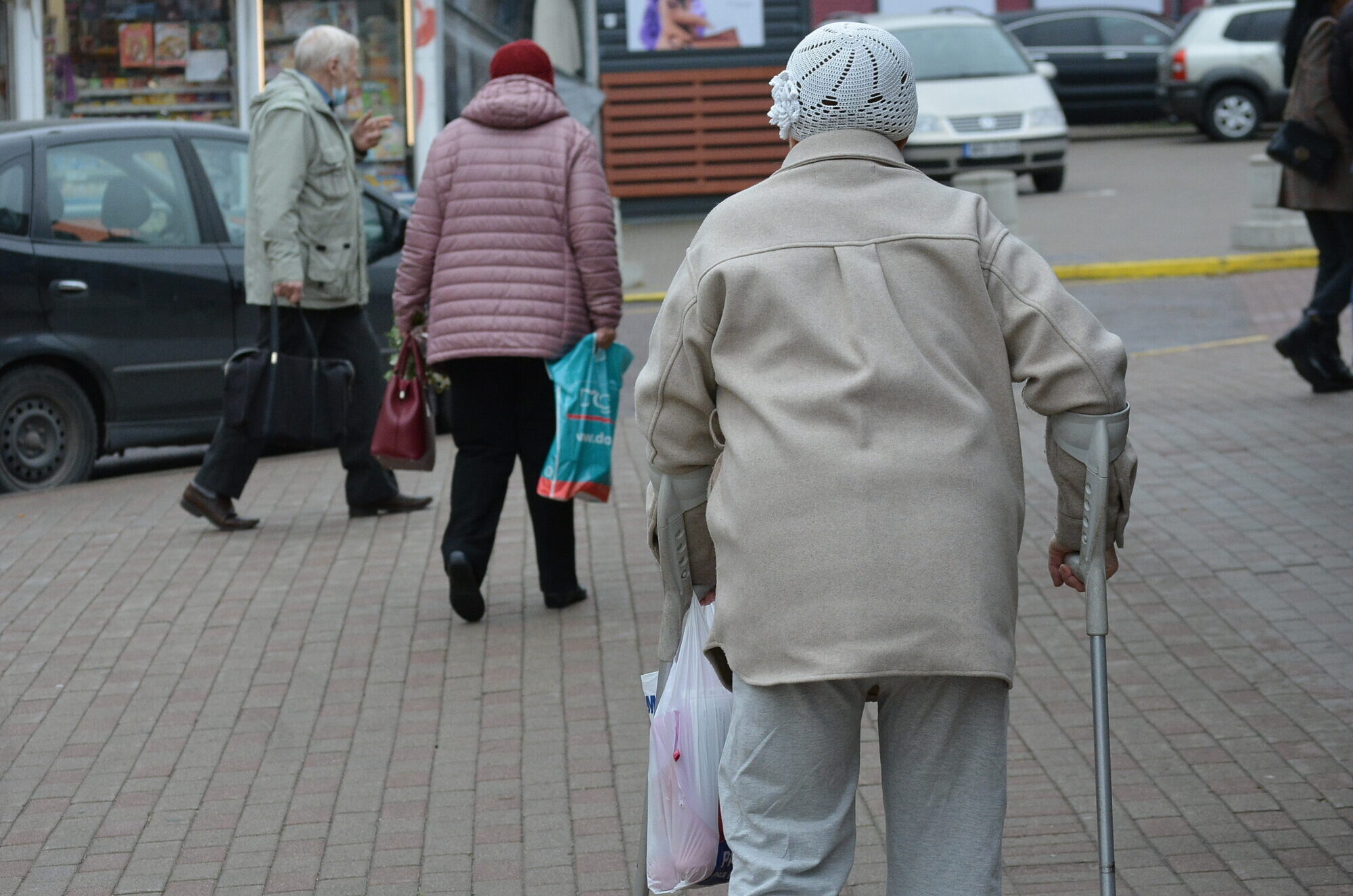 Minimālās pensijas saņēmēja: Citiem iet vēl grūtāk – dzīvokļa sienas ir plikas, lieto alkoholu, pārtikas pakas pārdod citiem