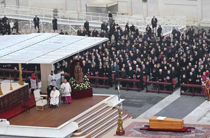 Tūkstošiem cilvēku Vatikānā pulcējas uz Benedikta XVI bērēm