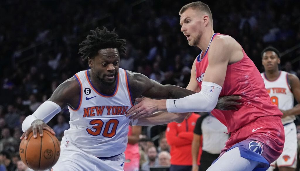Porziņģim 22+11+5 un jaudīgs bloks uzvarā pār bijušo komandu “Knicks”