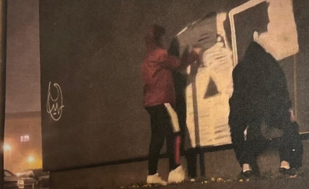 Atpazīti jaunieši, kuri apzīmēja nama fasādi Liepājā