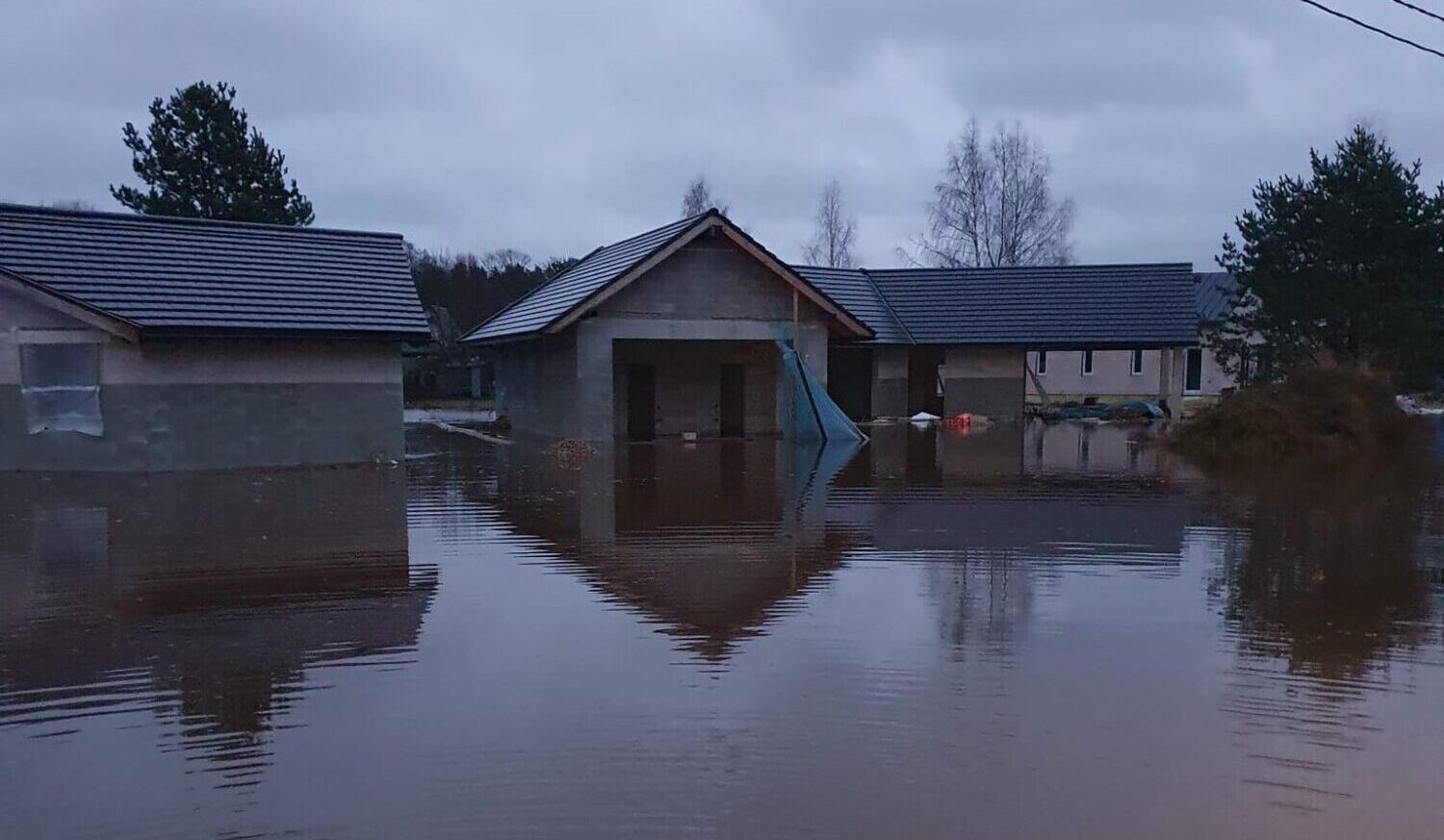 Ādažos no applūstošām privātmājām ar laivu izglābti deviņi cilvēki un divi mājdzīvnieki